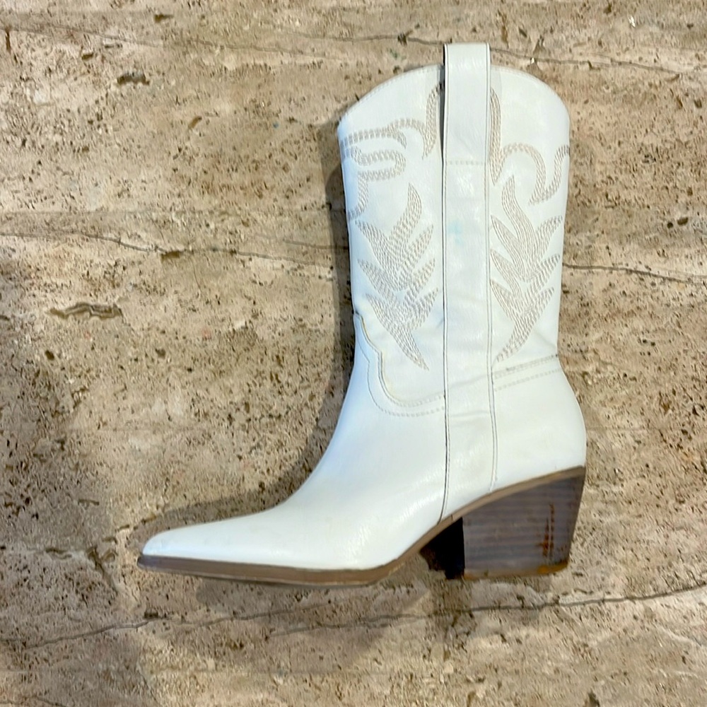 Cowgirl boots. White. 6.5.